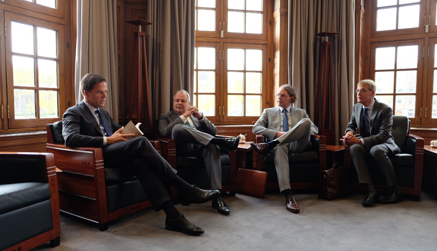 Boekoverhandiging aan minister-president Mark Rutte