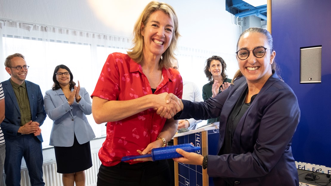 Collegelid Zakia Guernina verricht samen met Pien Beltman, directeur Thema Spoed, Perioperatief en Intensief van EMC de officiële opening van de Create4Care Studio