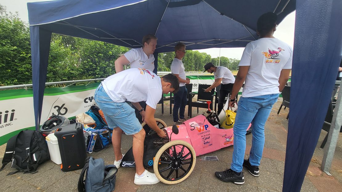 Studenten in actie tijdens de testdag van de zuinigheidsrace