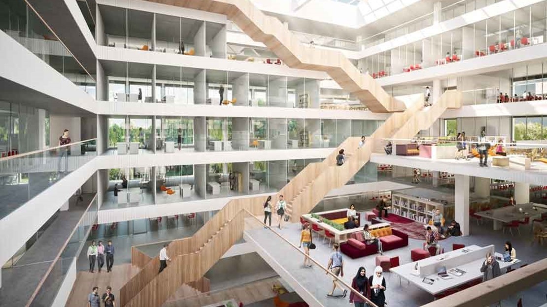 Een impressie vanaf de begane grond. De houten trap ligt als een rode loper door het gebouw