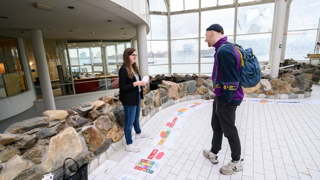 SDG-voice Katinka met de SDG-meter