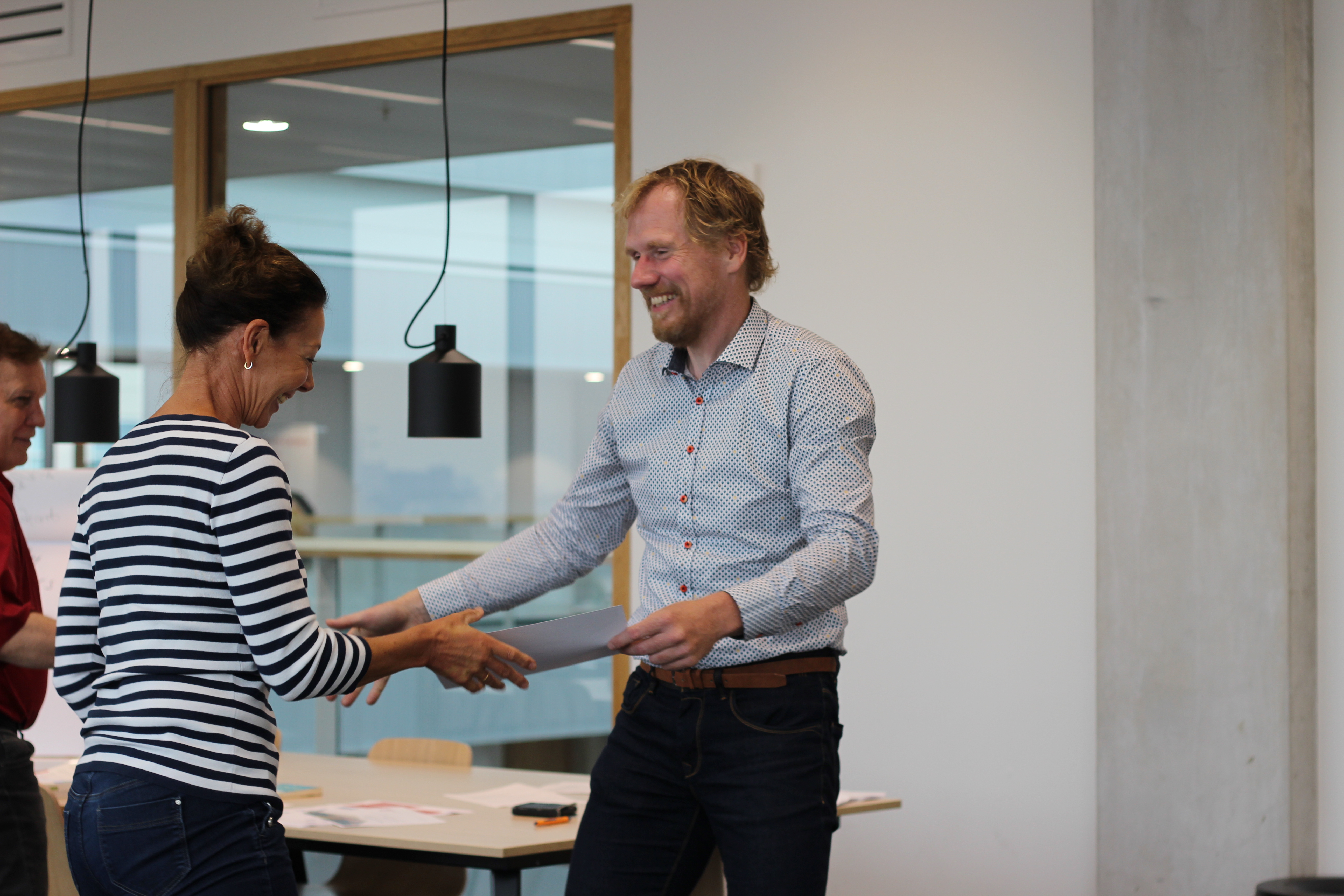 Certificaat overhandiging door Arie de Wild