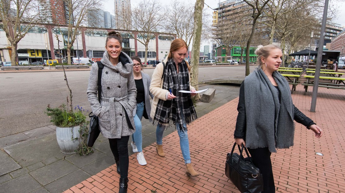 Laura, Daphne, Anne en Mirthe op pad met de vragenlijst. Foto: Hans Tak