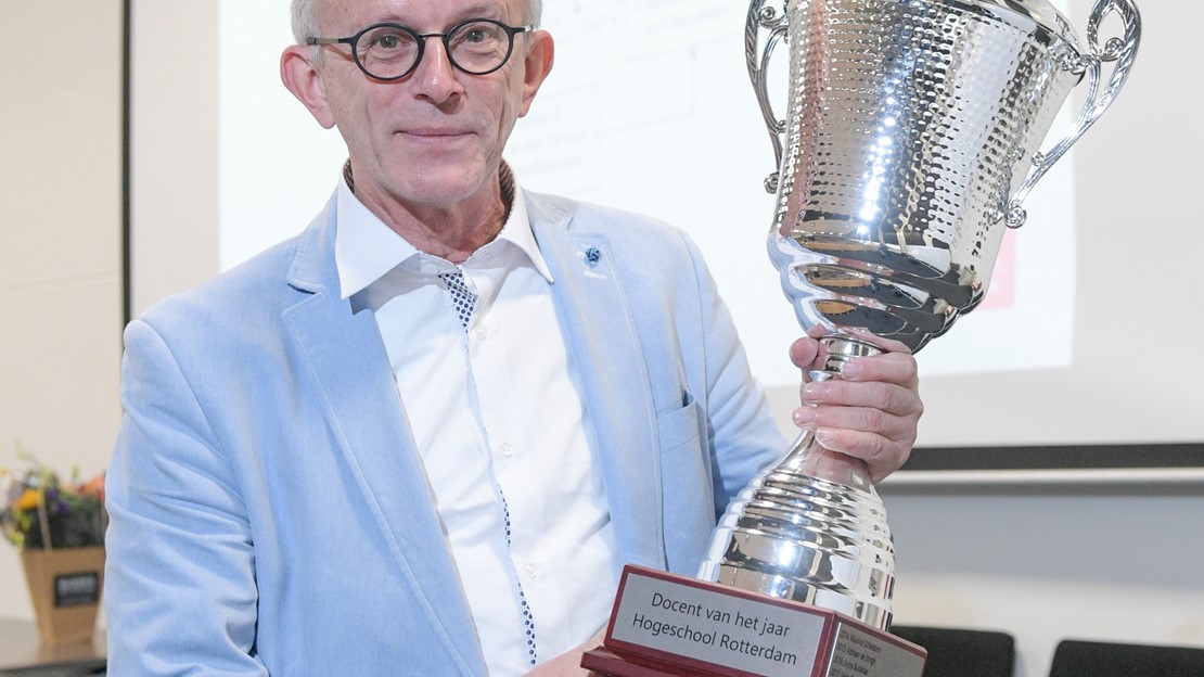 Martin is blij verrast met de beker.