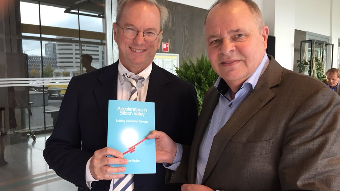 Boekoverhandiging aan Eric Schmidt, co-founder en CEO van Google