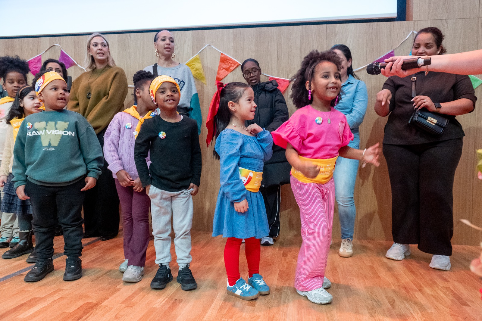 Kinderen en ouders zingen liedjes in verschillende talen o.l.v. Melissa 't Hart, Zangexpress