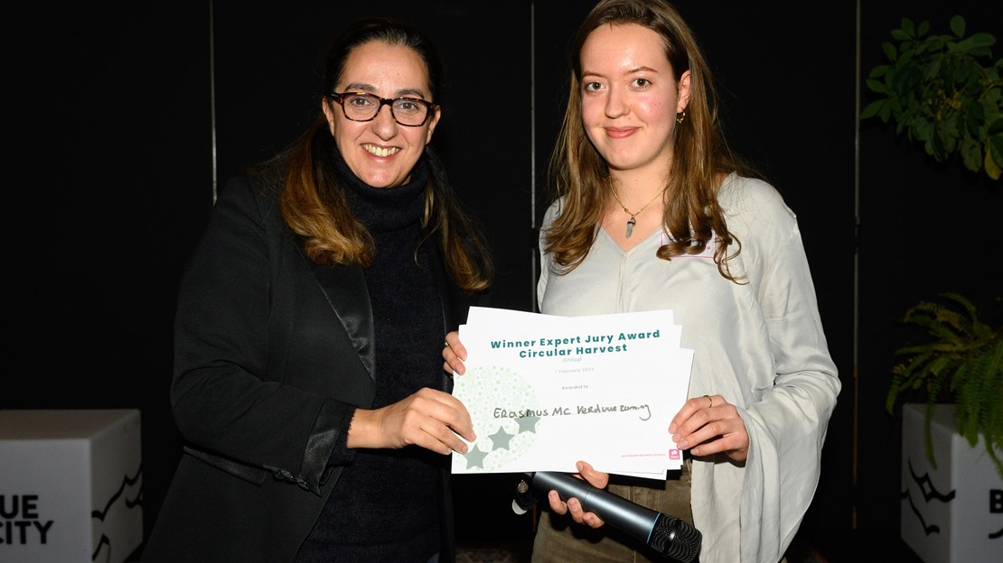 Larissa ontvangt prijs namens Green Lab