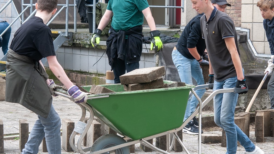 De tegels gaan aan de kant