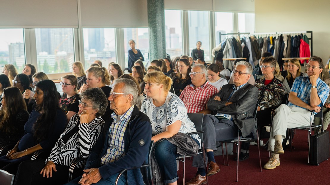 Het publiek luistert geboeid