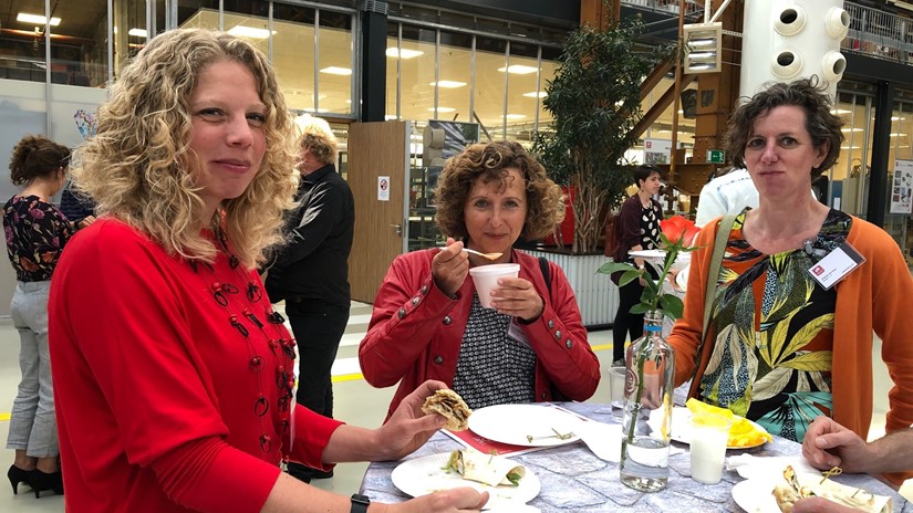 Deelnemers genieten van de lunch