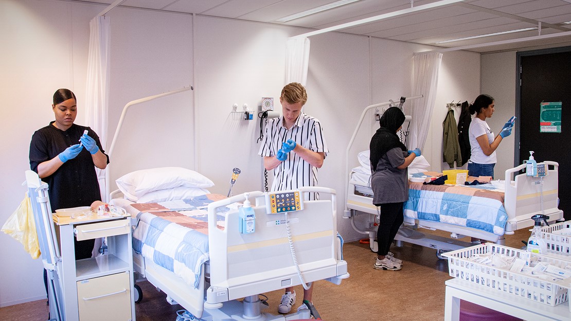 De studenten worden er contuni aan herinnerd dat ze anderhalve meter afstand moeten houden.