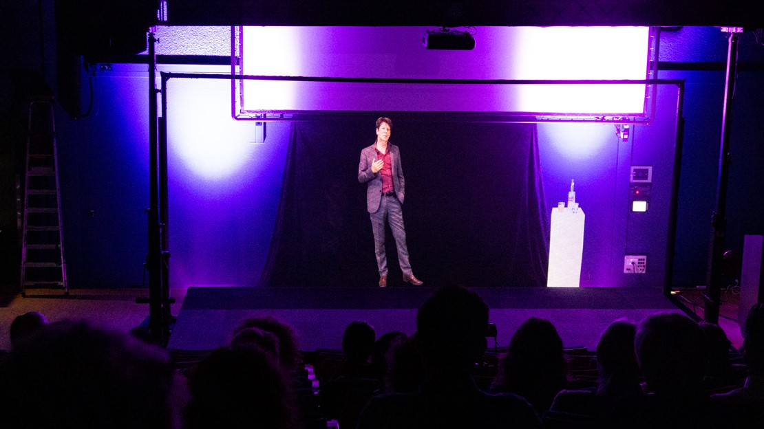 Het hologram van filosoof Ad Verbrugge aan het woord.