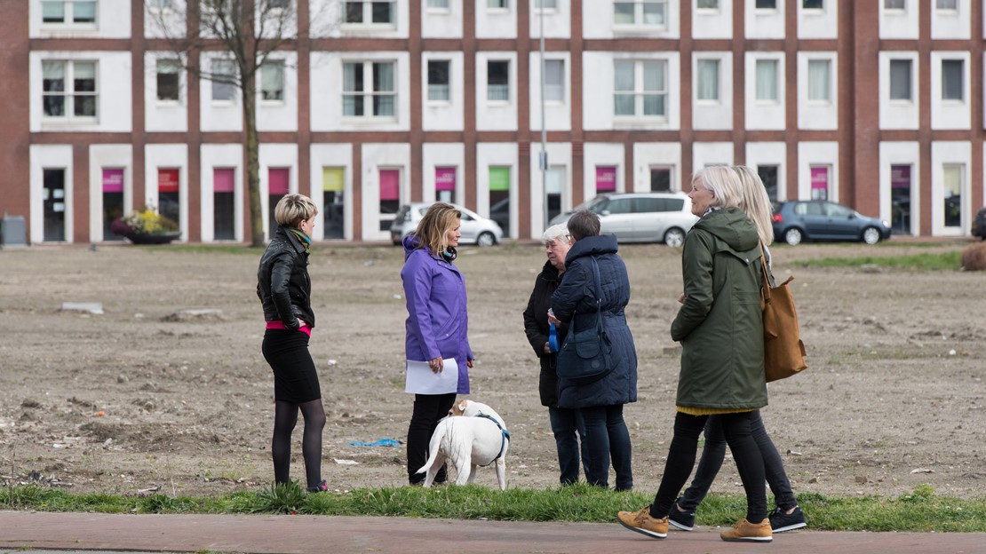 Bezoekers van de openbare les in gesprek met buurtbewoners. Foto: Hans Tak