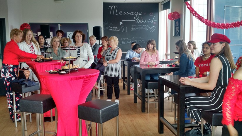 De studenten, coördinatoren internationalisering, directeuren en het CvB waren geheel volgens de dresscode ‘touch of red’ gekleed.