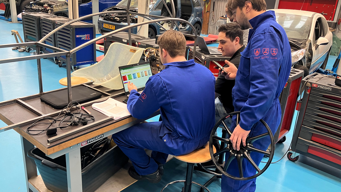 Studenten bezig in de engineering fase; hoe passen de onderdelen in elkaar