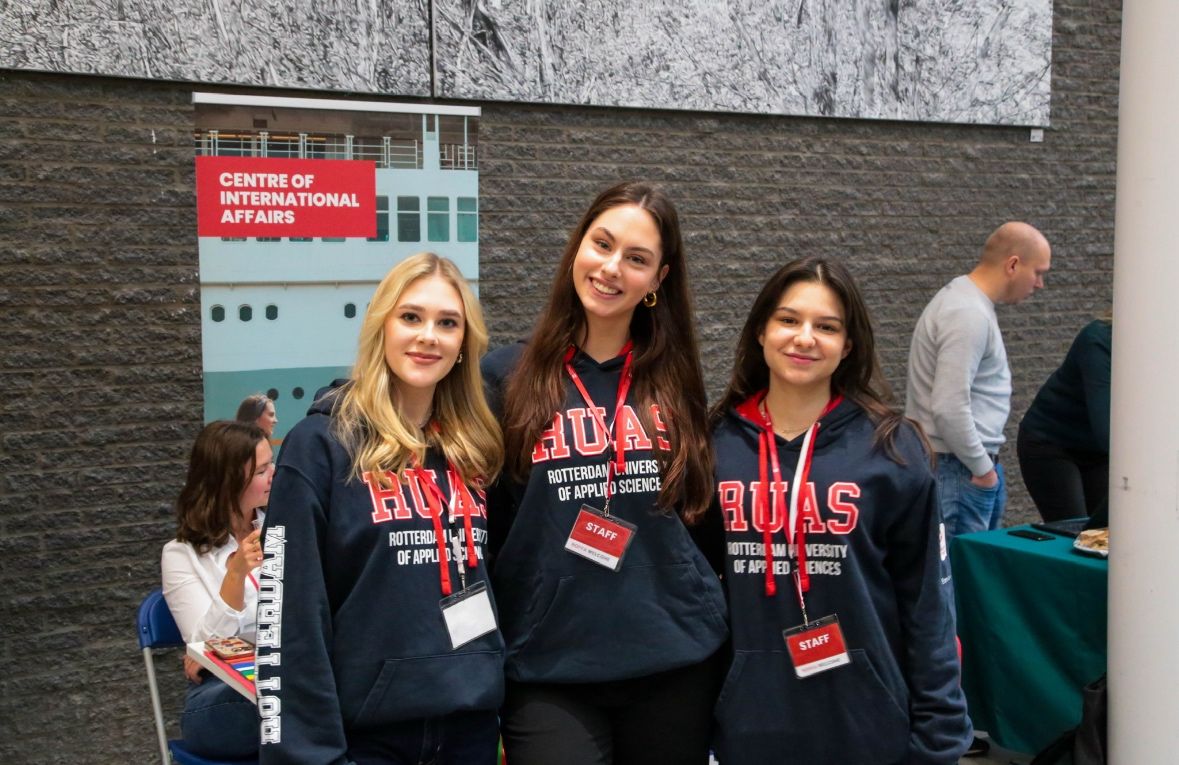 Discover student life through extracurricular activities. Become a class representative, a peer coach, student ambassador, join our PR promotion team or participate in our honours programme.