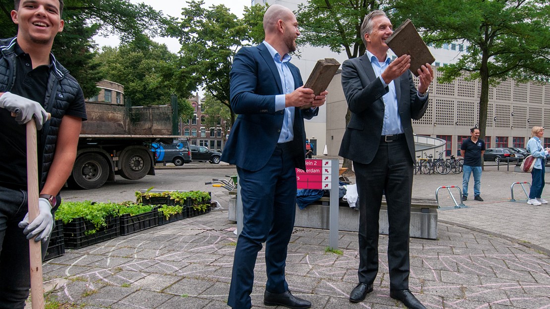 Eerste tegels eruit, met Robert van Ingen en Wijnand van den Brink