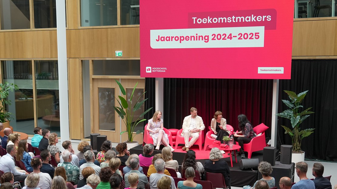 Lector Maaike Harbers in gesprek over AI en ethiek tijdens de opening Hogeschooljaar 2024.