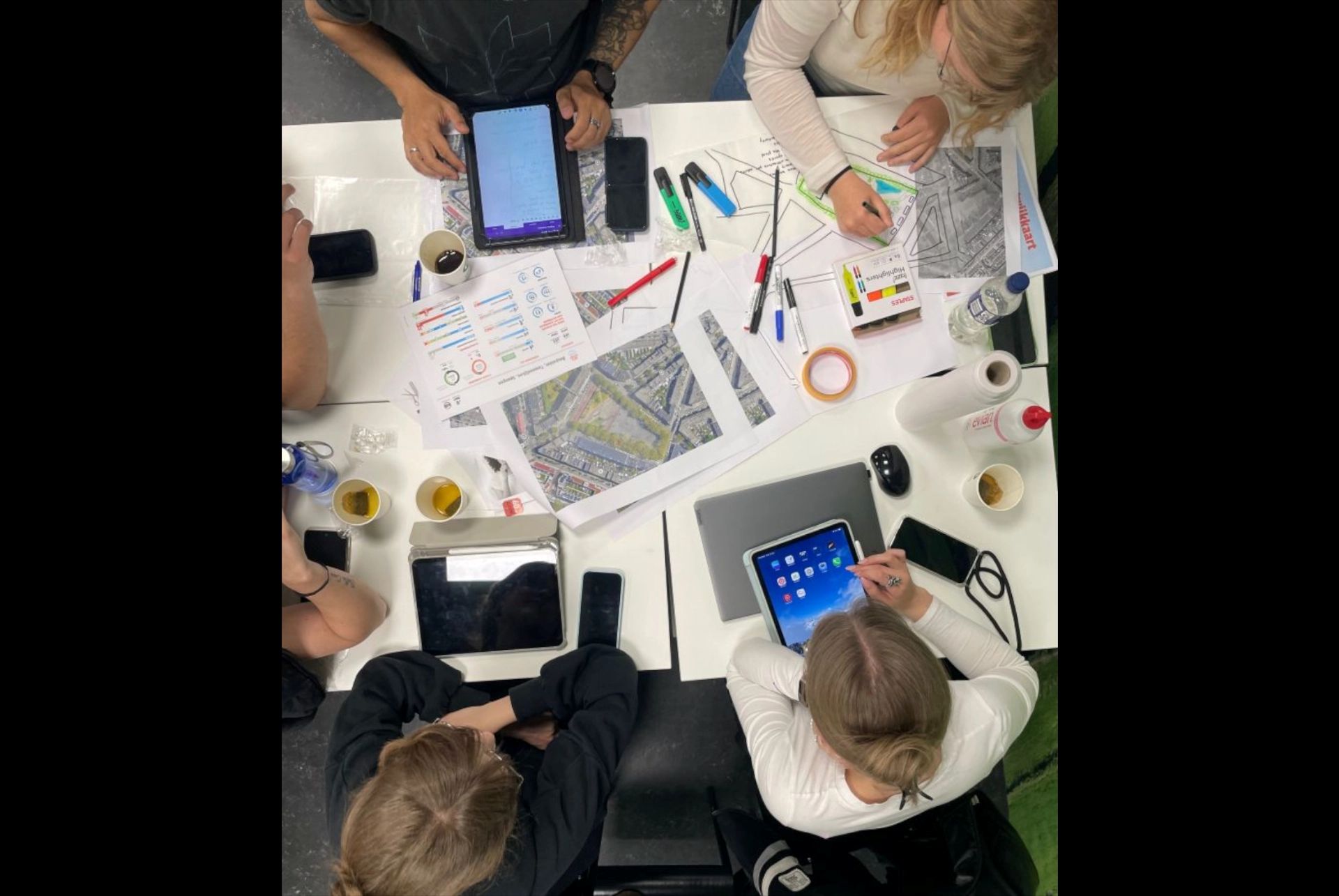 Studenten aan de slag met een workshop