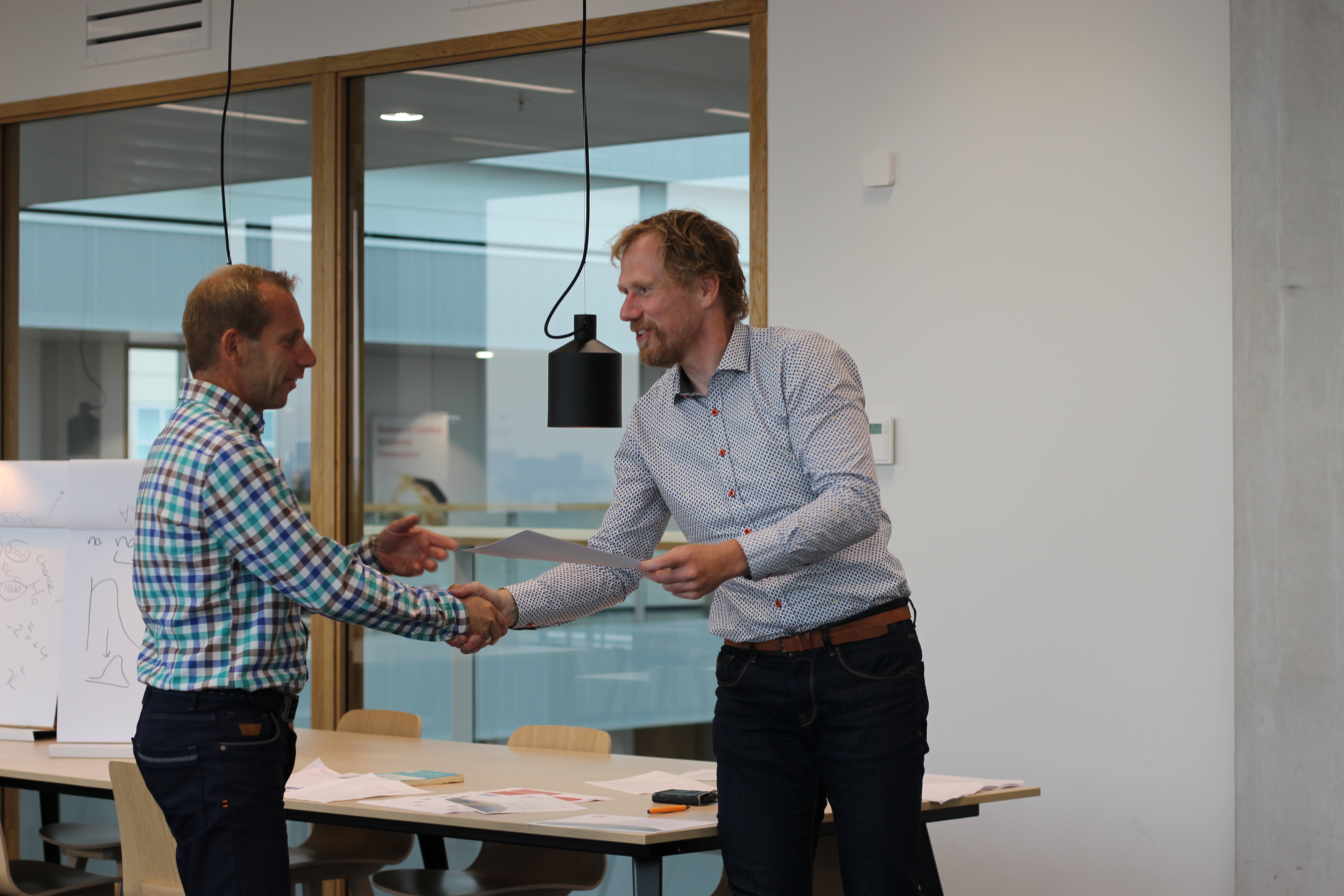 Certificaat overhandiging door Arie de Wild