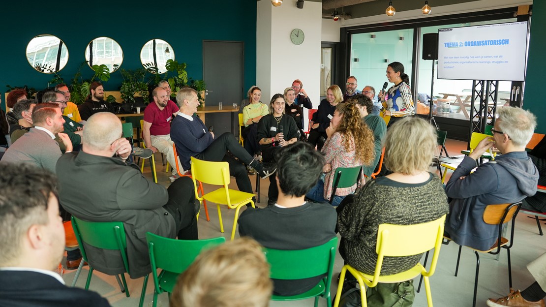 Paul Rutten (links in het midden) in gesprek bij de sessie ‘Artists as technological innovators’ van innovatielabs tijdens de Dutch Design Week 2023.