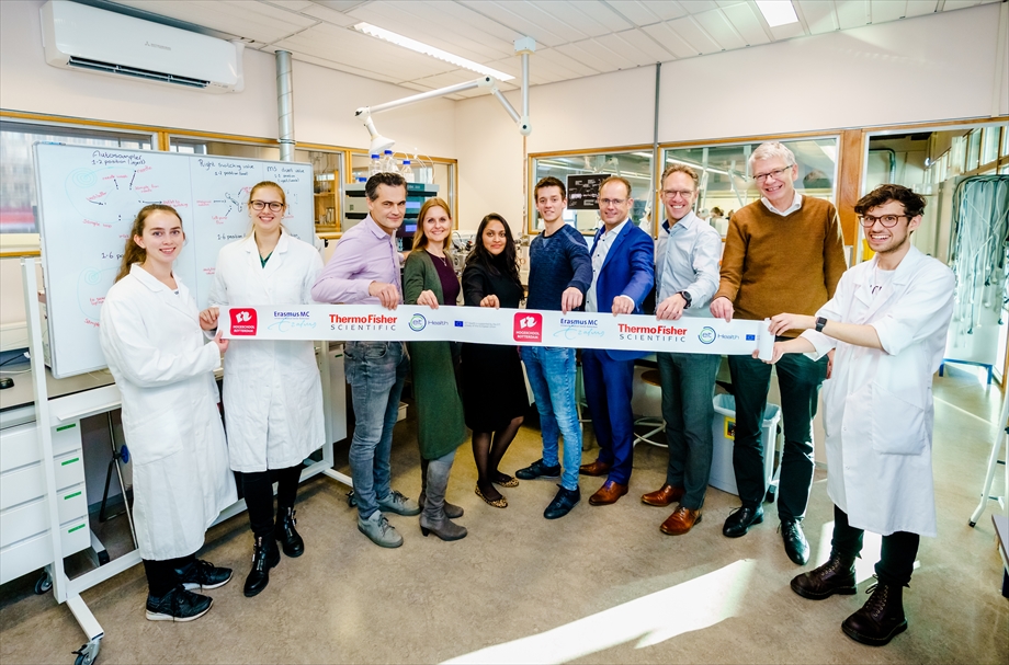 Docenten en studenten BML vieren de installatie van onze eigen LC-MS 
