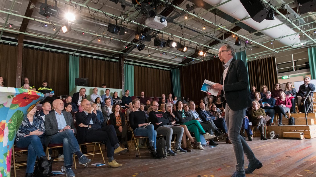 Henk Rosendal in een volle KantineWalhalla op Katendrecht. Foto: Hans Tak