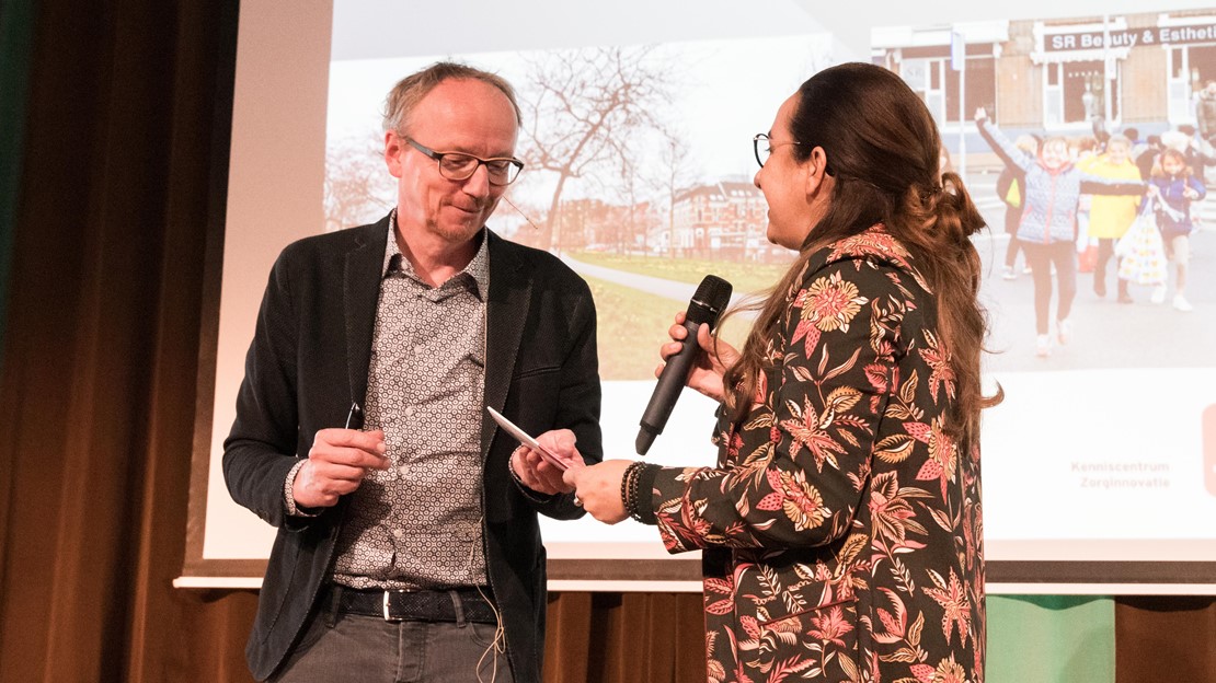 Bestuursvoorzitter Zakia Guernina in gesprek met Henk Rosendal. Foto: Hans Tak