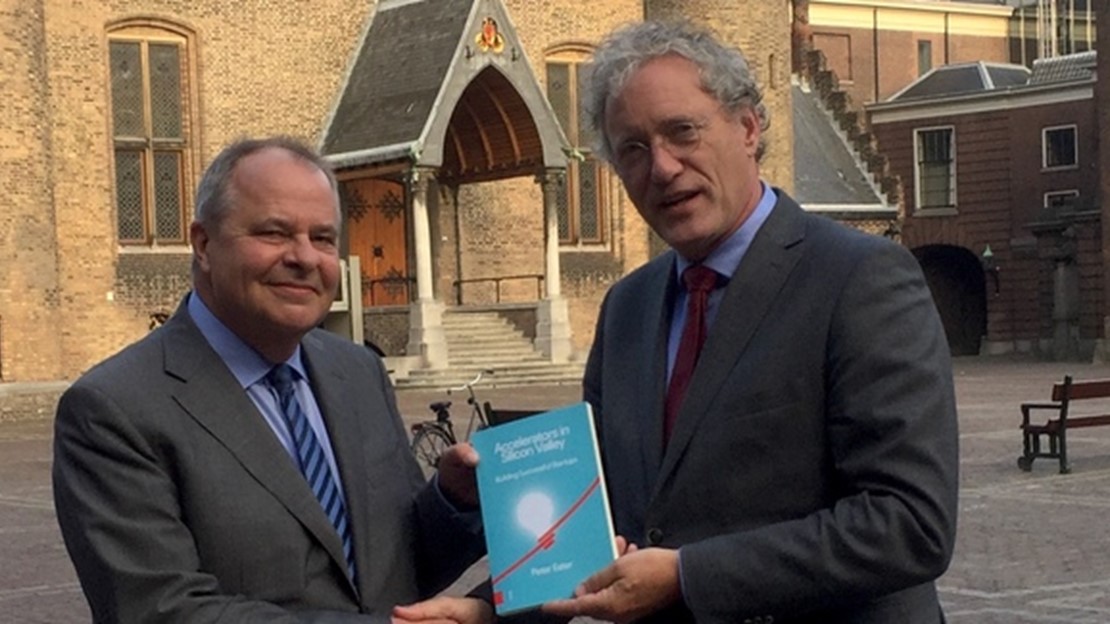 Boekoverhandiging aan Thom de Graaff van Vereniging Hogescholen