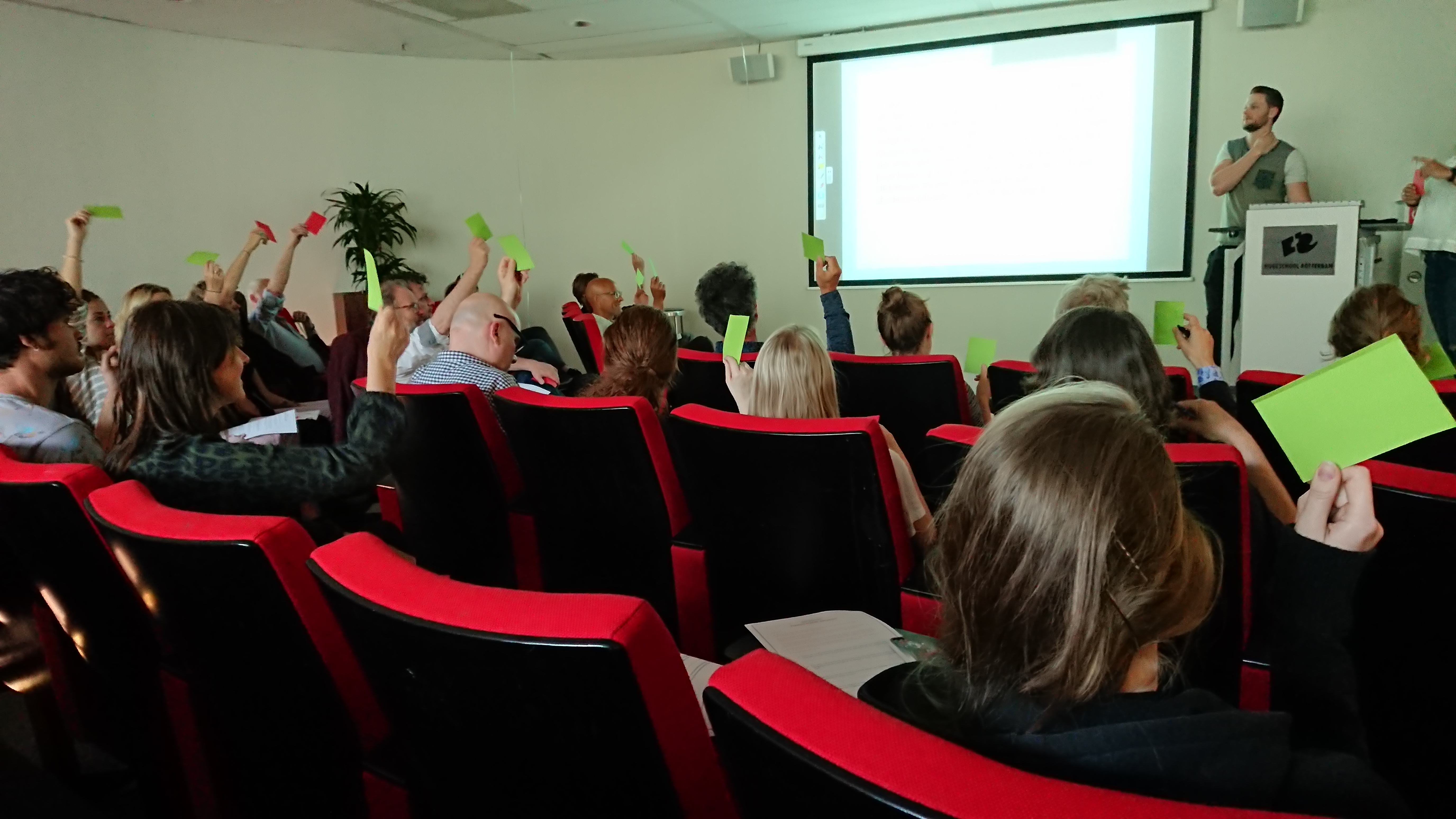 Het publiek in actie tijdens de presentatie van Yara en David.