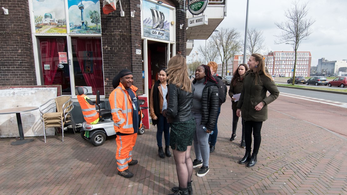 Straatinterviews met mensen in de wijk waren ook onderdeel van de openbare les. Foto: Hans Tak