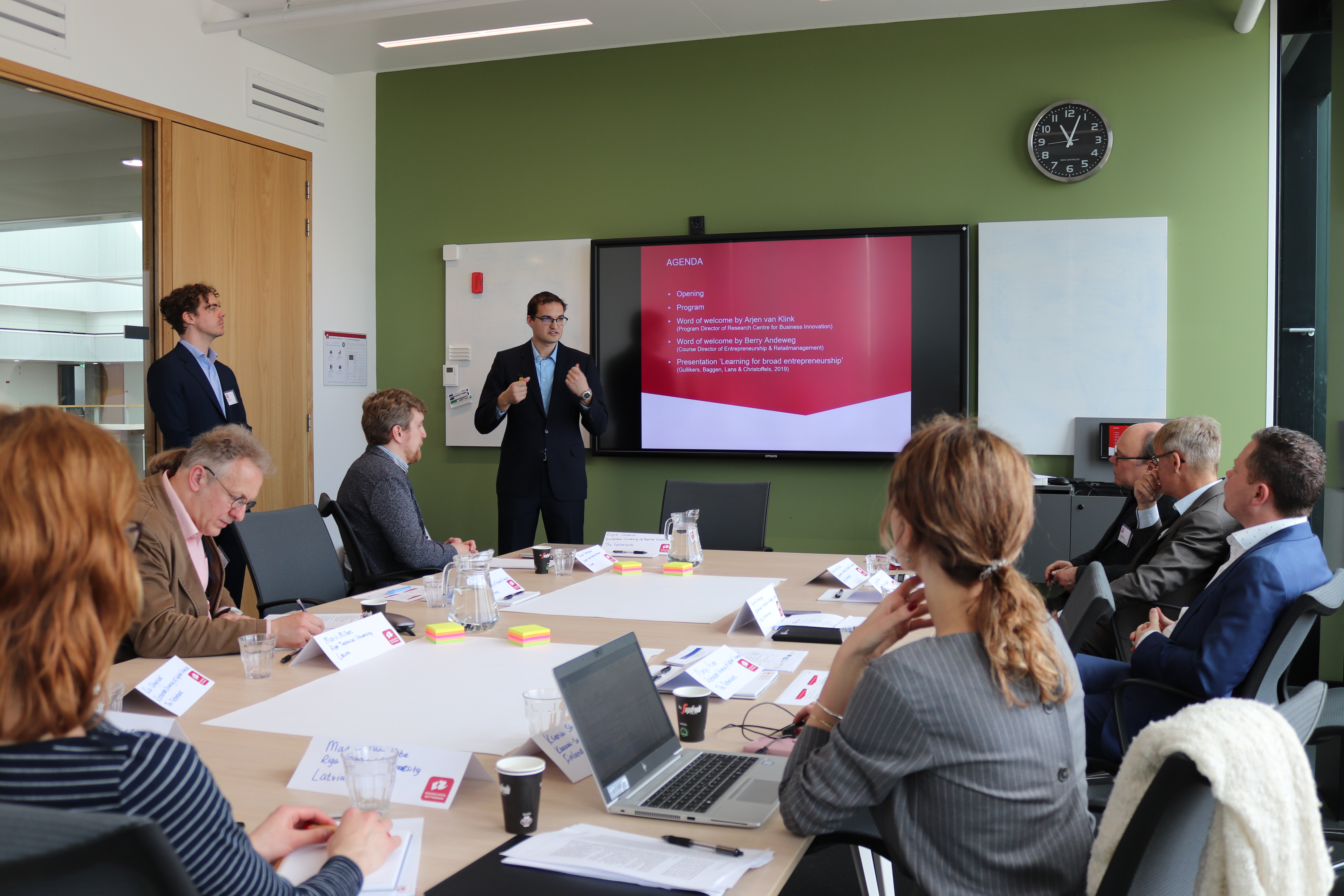 Opening van de trainingsweek door onderzoeker Martijn Priem en docent-onderzoeker Matthijs Smits