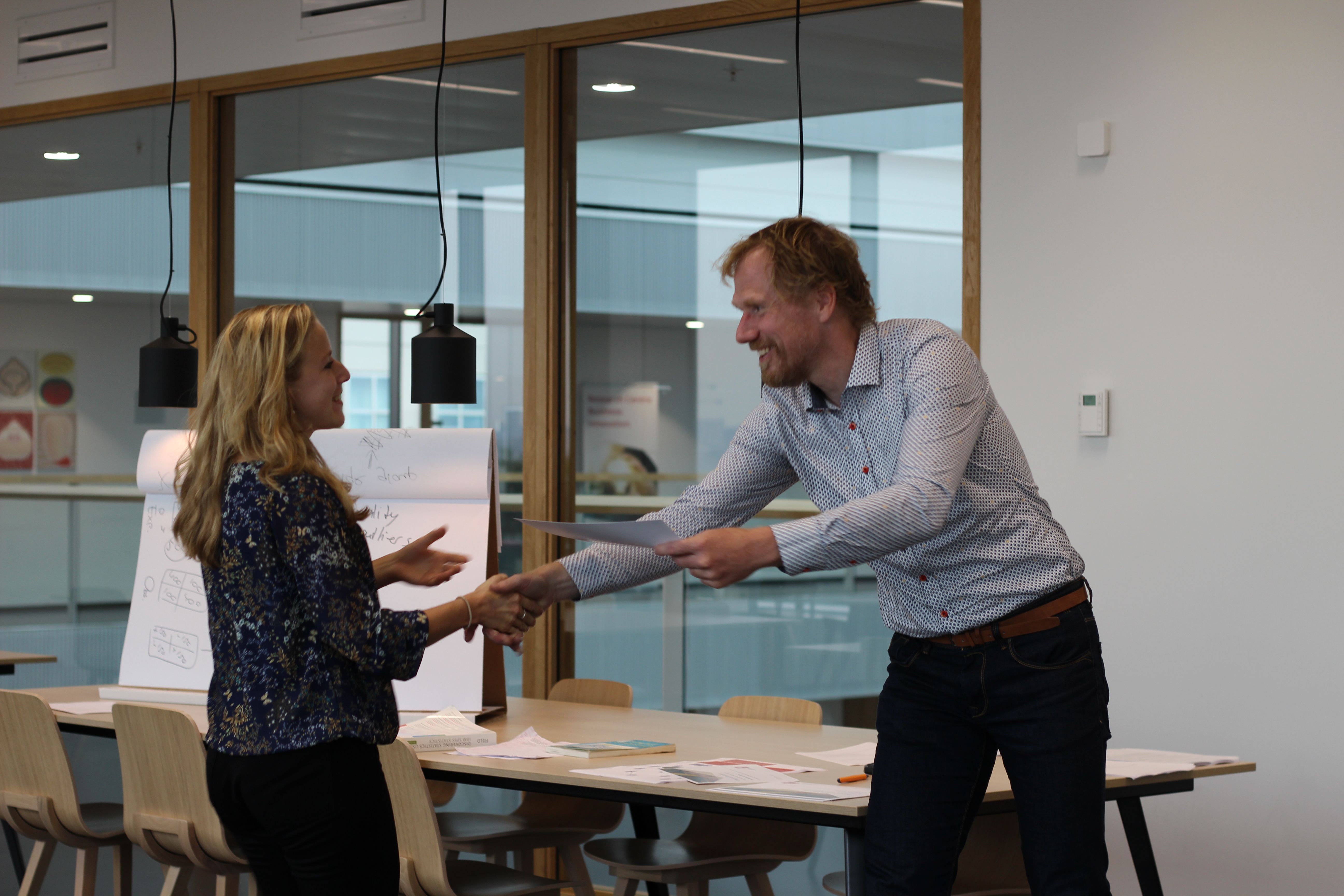 Certificaat overhandiging door Arie de Wild