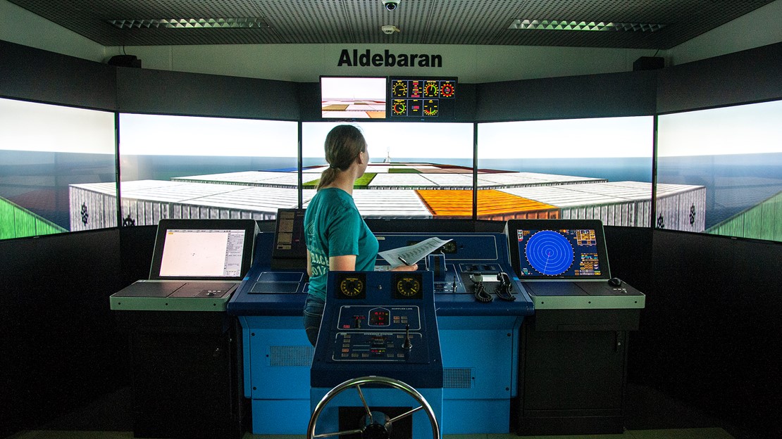In een simulator krijgen studenten echt het gevoel dat ze op de brug van een schip staan.