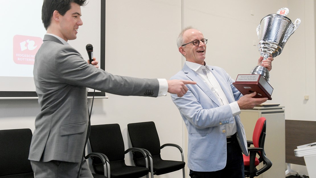 Patrick Luijten van de SGMR met de winnaar.