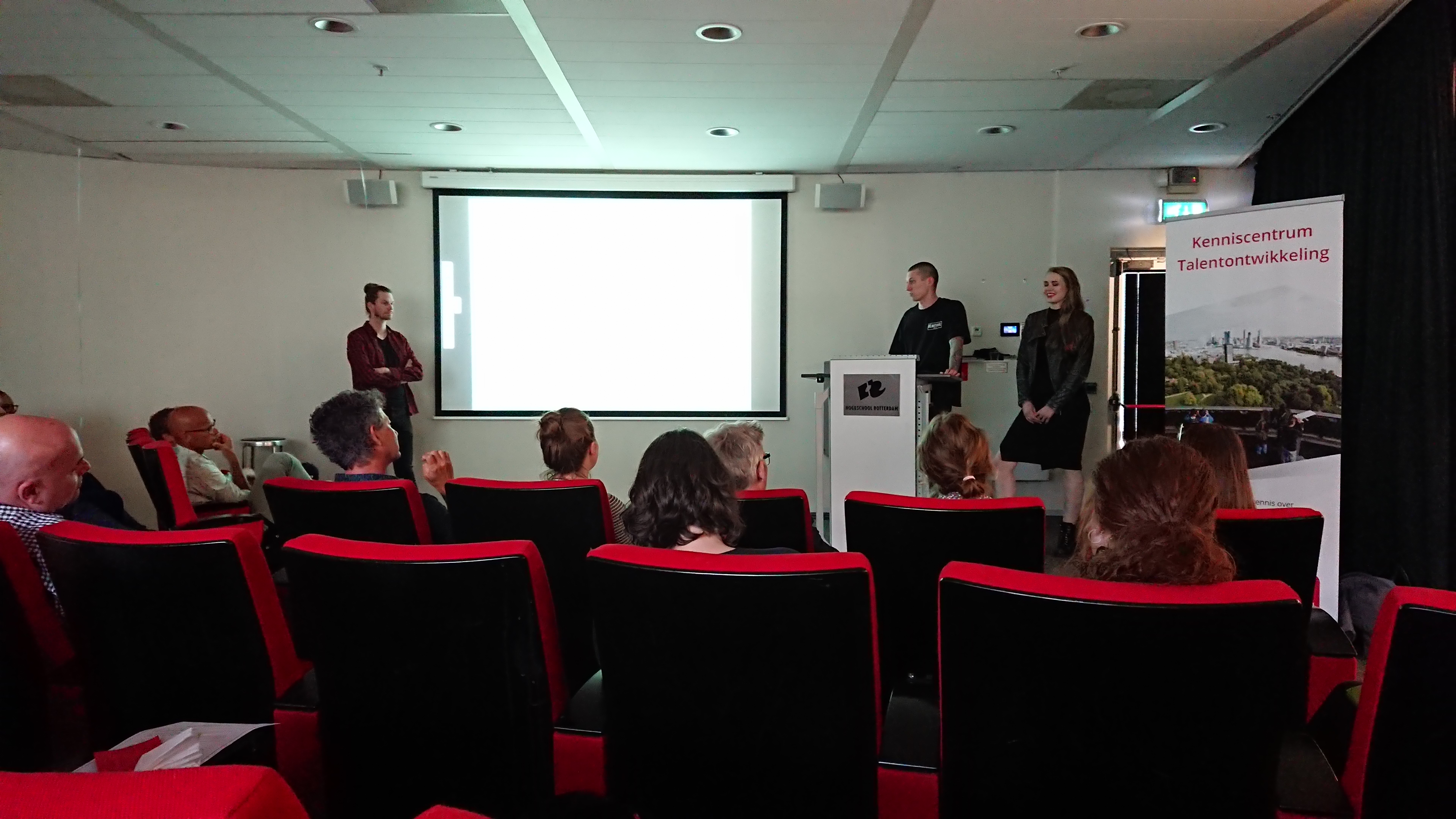 Docent Mark Aarts met twee van zijn studenten