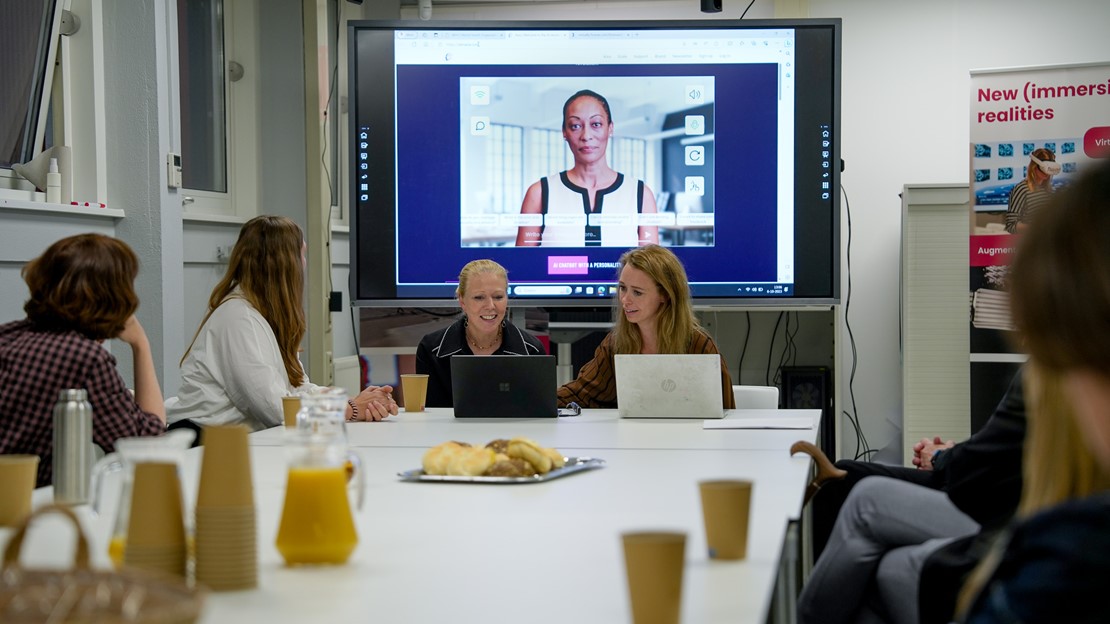 Lotte Willemsen (rechts), lector Communication in the Networked Society, in gesprek met Sarah Wilton-Wels (links) over digital humans.